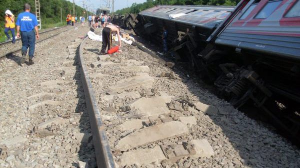 Lokomotywa i pięć wagonów wypadło z szyn i  przewróciło się na bok