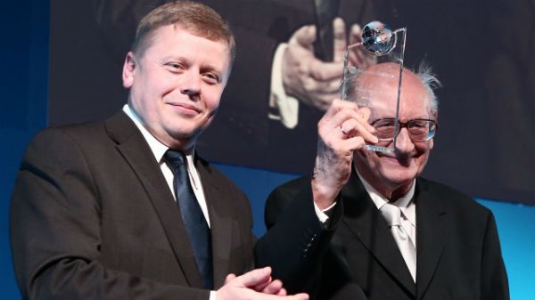 Podczas ubiegłorocznej gali Władysław Bartoszewski (po prawej) odebrał nagrodę z rąk Macieja Wituckiego (po lewej)