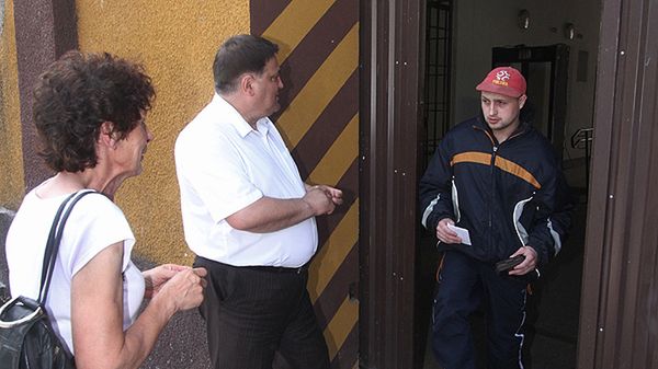 Radosław Agatowski, w towarzystwie mamy Elżbiety Agatowskiej i wójta Ustronia Morskiego Jerzego Kołakowskiego, opuszcza areszt śledczy w Koszalinie