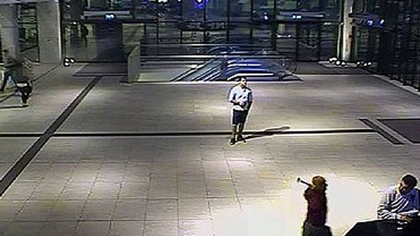 To nagranie, udostępnione przez policję, pomogło w ustaleniu potencjalnego sprawcy