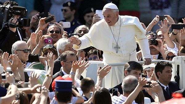 Papież Franciszek pozdrawia wiernych na pl. Świętego Piotra