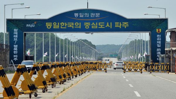 Barykady przed wjazdem do strefy Kaesong
