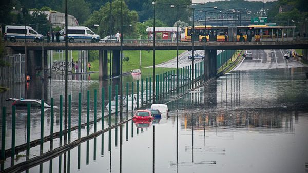 Trasa AK w Warszawie po ulewie