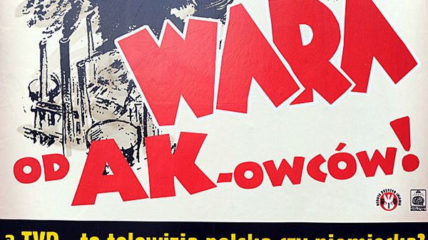 Plakat w Warszawie - protest przeciw emisji przez Telewizję Polską filmu produkcji niemieckiej pt. "Nasze matki, nasi ojcowie".