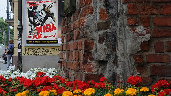 Plakat w Warszawie - protest przeciw emisji przez Telewizję Polską filmu produkcji niemieckiej pt. "Nasze matki, nasi ojcowie"