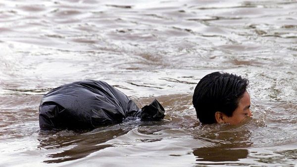 Chłopiec przepływa rzekę Suchiate na granicy Gwatemali i Meksyku