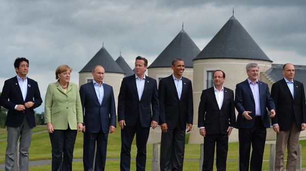 Shinzo Abe, Angela Merkel, Władimir Putin, David Cameron, Barack Obama, Francois Hollande, Stephen Harper, Enrico Letta