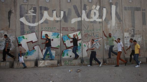 Palestyńczycy przy murze między Ramallah i Jerozolimą