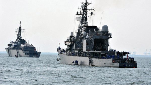 Niszczyciel JMSDF Isoyuki (na pierwszym planie) oraz okręt szkolny JMSDF Kashima na redzie gdyńskiego portu