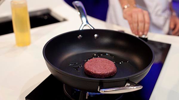 Burger został usmażony i zjedzony w czasie konferencji