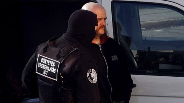 Zsolt Peto eskortowany przez policje, 2011 r.