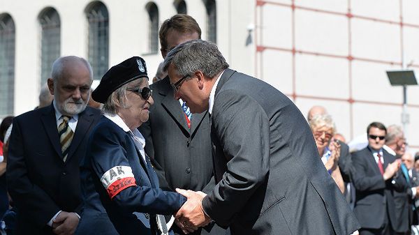 Bronisław Komorowski odznacza Stanisławę Białek Złotym Krzyżem Zasługi