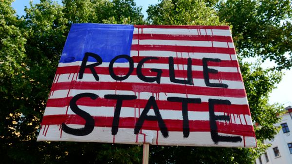 Protest zwolenników Snowdena przeciwko amerykańskiej inwigilacji elektronicznej; Berlin