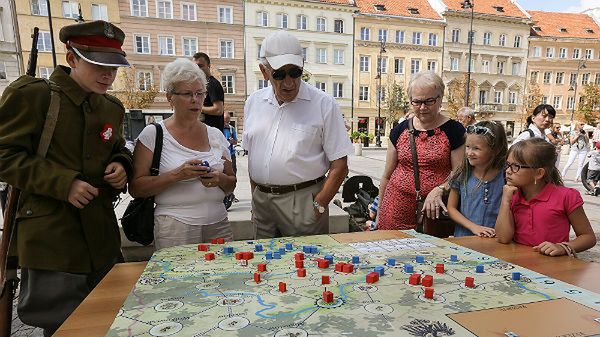 Gra planszowa o wojnie polsko-bolszewickiej "Orzeł i Gwiazda" prezentowana na konferencji prasowej "Ossów 1920 - Wrota Bitwy Warszawskiej", w Warszawie.