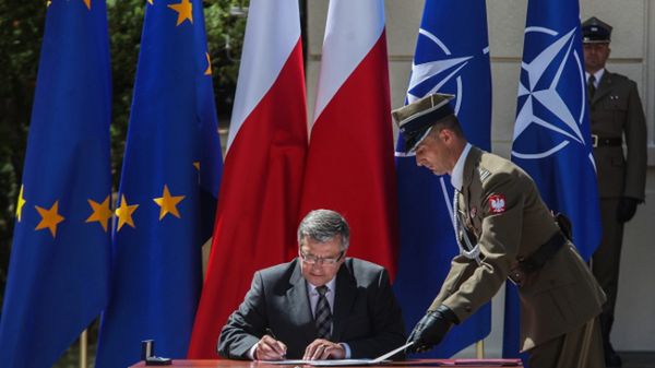 Bronisław Komorowski podpisuje nowelizację ustawy o urzędzie ministra obrony narodowej