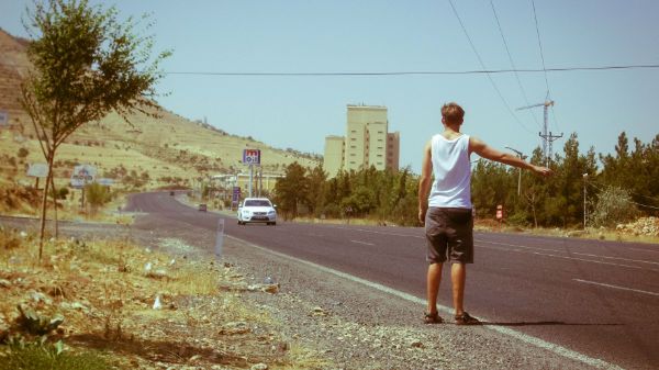 Podróżowanie autostopem przeżywa renesans. Na zdjęciu Michał Ilczuk podczas wyprawy po Iraku