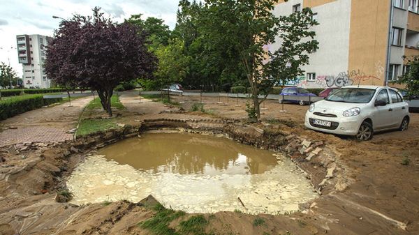 Awaria we Wrocławiu - po pęknięciu rury zalana została cześć jezdni przy ulicach Hallera i Grabiszyńskiej