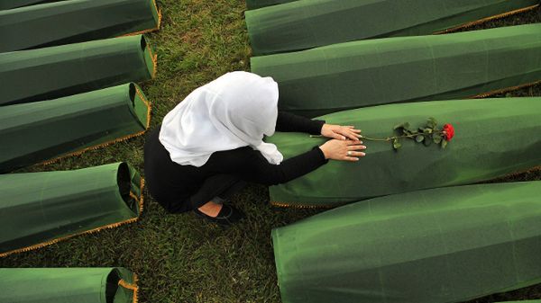 Trumny ze zidentyfikowanymi ofiarami masakry, które zostaną pochowane na cmentarze w pobliżu Srebrenicy