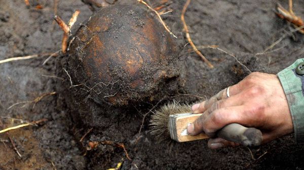 Prace archeologiczne na tzw. trupim polu w rejonie wsi Ostrówki na Ukrainie, 2011 r.