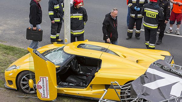 Służby na miejscu wypadku podczas pokazów motoryzacyjnych Gran Turismo Polonia 2013