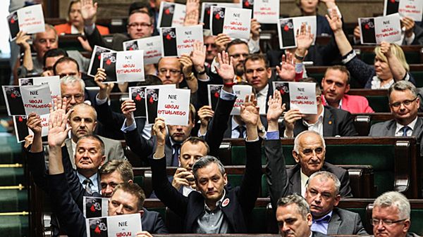 Posłowie Ruchu Palikota podczas głosowania w sejmie.