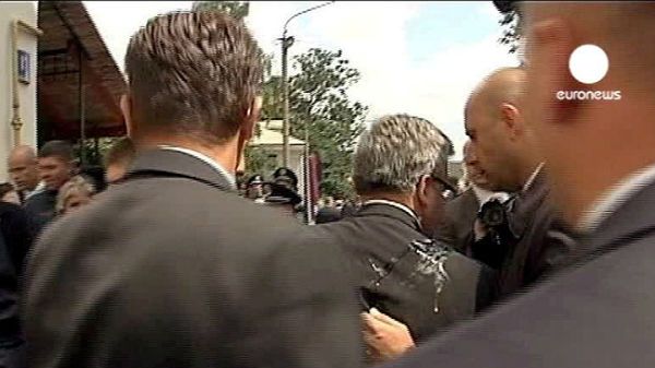 Młody człowiek rozbił jajko na ramieniu Bronisława Komorowskiego podczas wizyty prezydenta w Łucku na Ukrainie