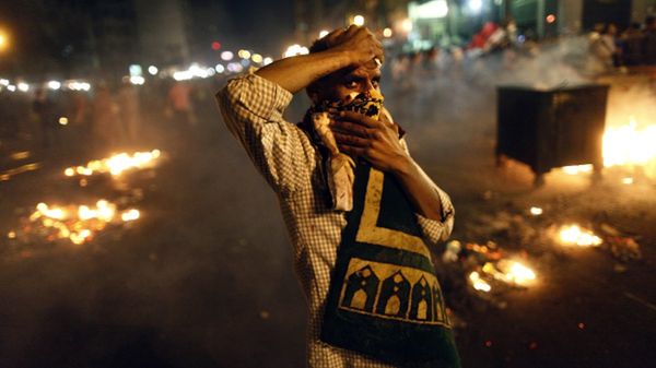 Nocne starcia w Kairze zwolenników i przeciwników Mursiego
