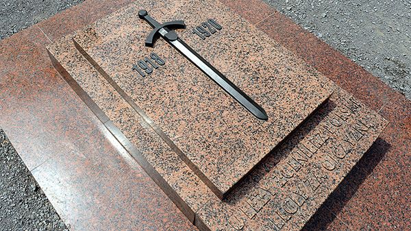 Szczerbiec na płycie głównej na Cmentarzu Orląt Lwowskich