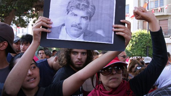 Tłum niesie zdjęcie zabitego polityka