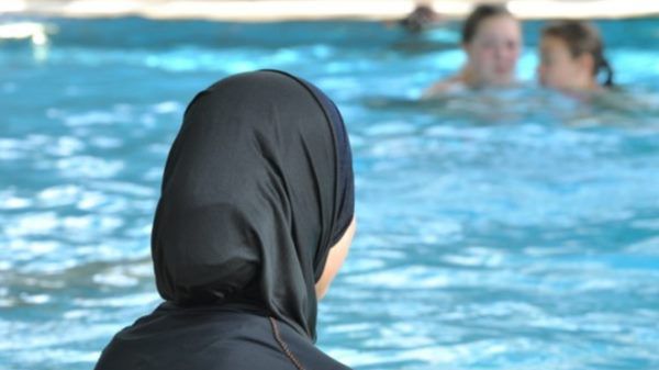 Burkini pozostawia odsłonięte jedynie twarz, dłonie i stopy