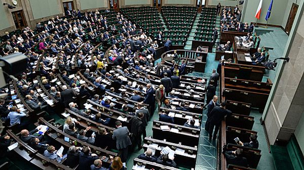 Sala plenarna podczas obrad - puste ławy polityków PiS