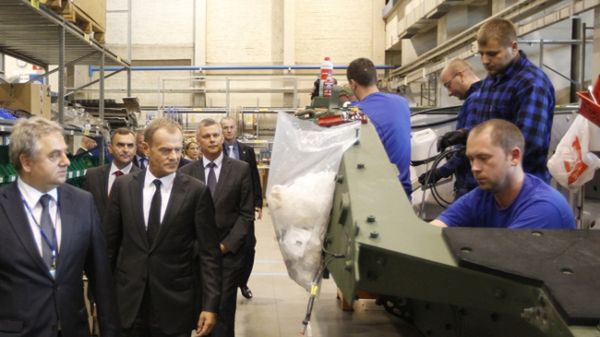 Prezes zarządu, dyrektor naczelny WZM SA Adam Janik, Donald Tusk, Włodzimierz Karpiński i Tomasz Siemoniak podczas wizyty w Wojskowych Zakładach Mechanicznych w Siemianowicach Śląskich