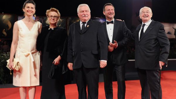 Od lewej aktorka Agnieszka Grochowska, Danuta Wałęsa, Lech Wałęsa, aktor Robert Więckiewicz oraz reżyser Andrzej Wajda