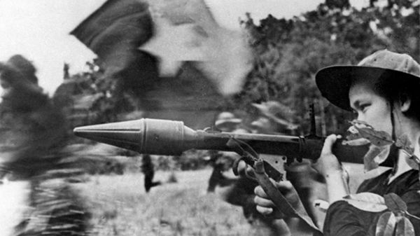 Bojowniczka z Wietkongu z bronią przeciwpancerną; wiosna 1968 r.