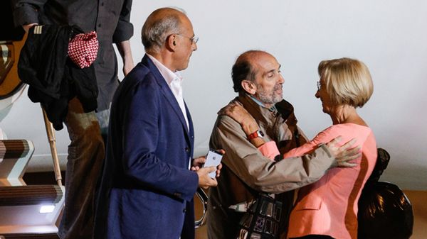 Minister spraw zagranicznych Emma Bonino wita włoskiego dziennikarza