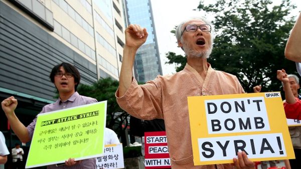 Demonstracja w Korei Płd. przeciw atakowi amerykańskiemu na Syrię