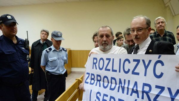 Adam Słomka oraz były internowany Zygmunt Miernik  na sali Sądu Rejonowego w Warszawie