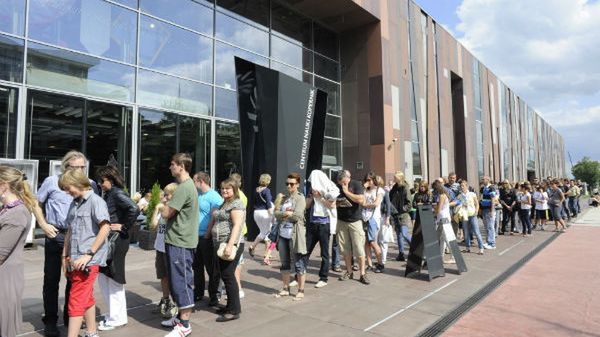 Kolejka przed Centrum Nauki Kopernik