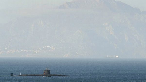 HMS Tireless u wybrzeży Gibraltaru w 2004 roku