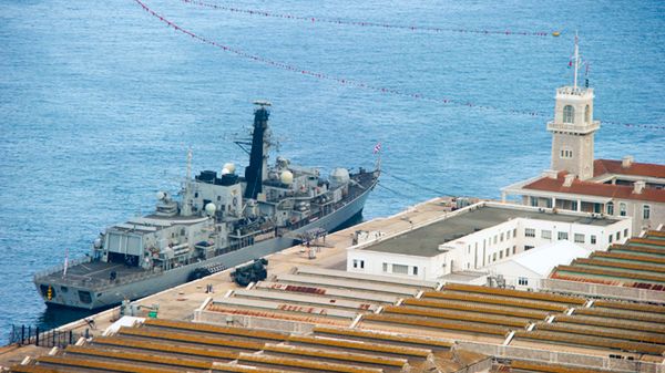HMS Westminster w porcie w Gibraltarze