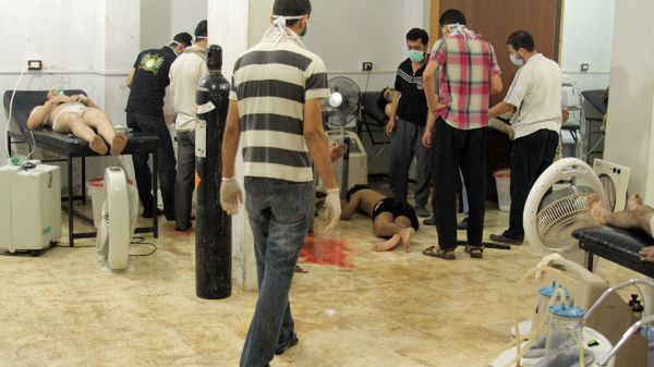 Ochotnicy pomagają w szpitalach ofiarom ataku prawdopodobnie z użyciem gazu