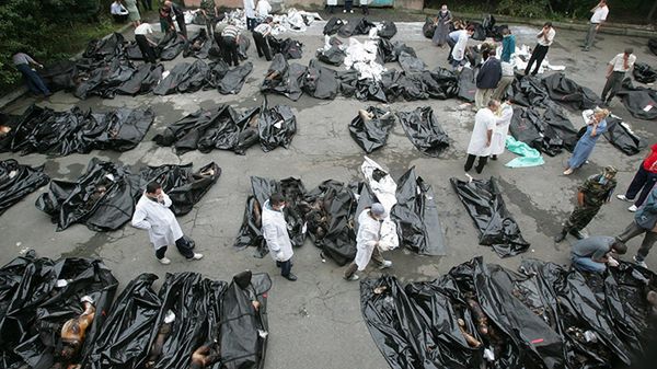 Zdjęcie archiwalne z 2004 r. przedstawiające worki z ciałami ofiar ataku w Biesłanie