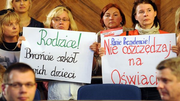 W kwietniu kilkudziesięciu demonstrujących związkowców, nauczycieli i innych pracowników szkół na sali sesyjnej podczas obrad Rady Miasta domagało się debaty o szczecińskiej oświacie