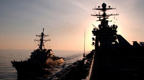 Amerykańskie okręty wojenne: niszczyciel USS Barry i lotniskowiec USS Harry S. Truman