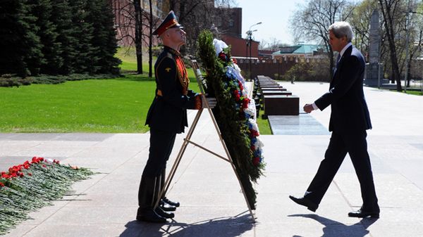 John Kerry składa wieniec na Grobie Nieznanego Żołnierza w Moskwie