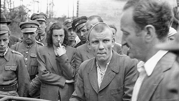 Żołnierze i więźniowie w obozie koncentracyjnym KL Stutthof