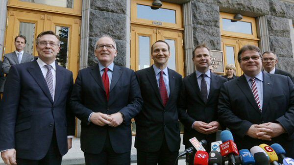 Radosław Sikorski, Leonid Kożara, Nicolai Wammen, Frans Timmermans oraz Linas Linkeviczius podczas konferencji prasowej po spotkaniu w Kijowie