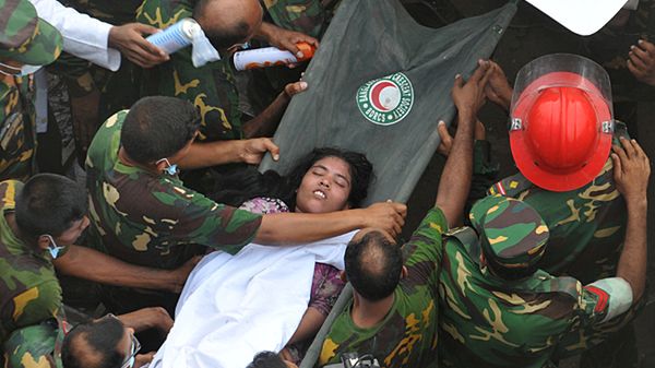 Spod gruzów fabryki wciąż wyciągani są żywi ludzie