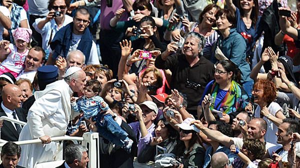 Papież Franciszek pozdrawia wiernych