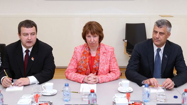 Od lewej: premier Kosowa Hashim Thaci, szefowa unijnej dyplomacji Catherine Ashton i premier Serbii Ivica Dacić